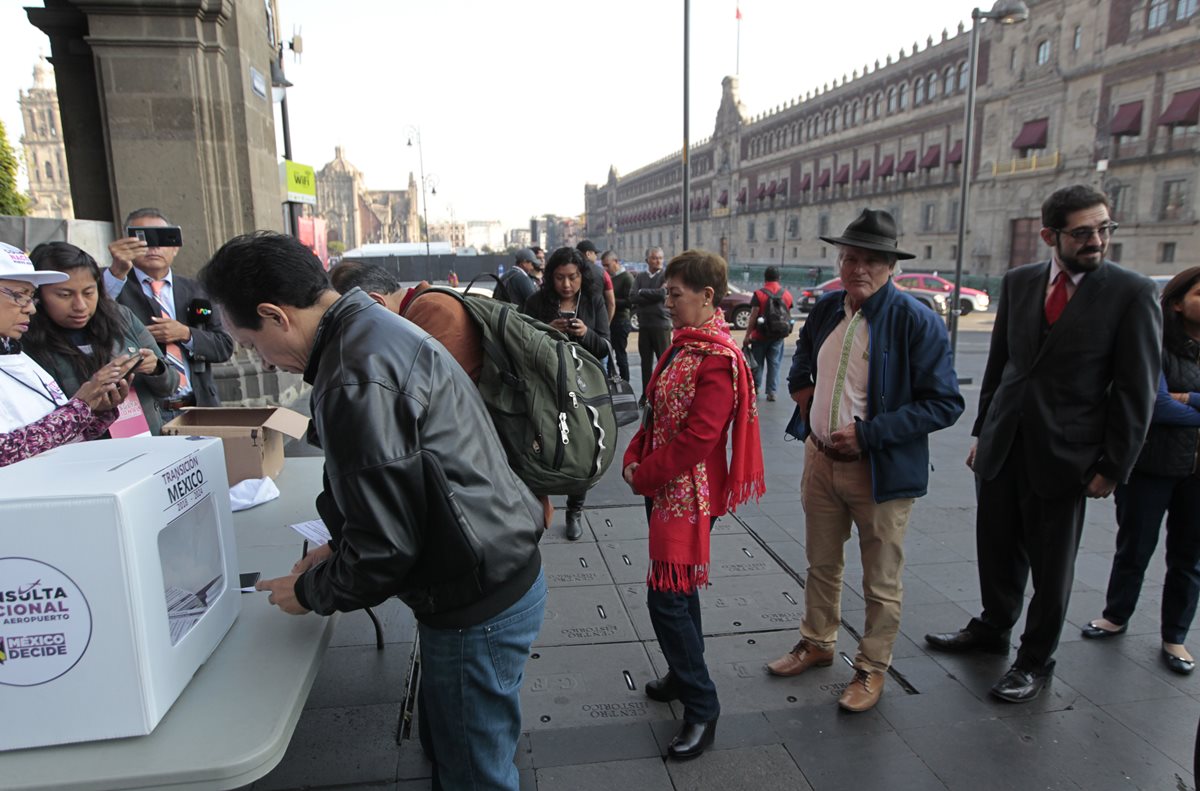 El jueves pasado, los mexicanos acudieron a urnas instaladas en diferentes puntos de Ciudad de México (México) para votar sobre el futuro del Nuevo Aeropuerto Internacional de México (NAIM). (Foto Prensa Libre: EFE)