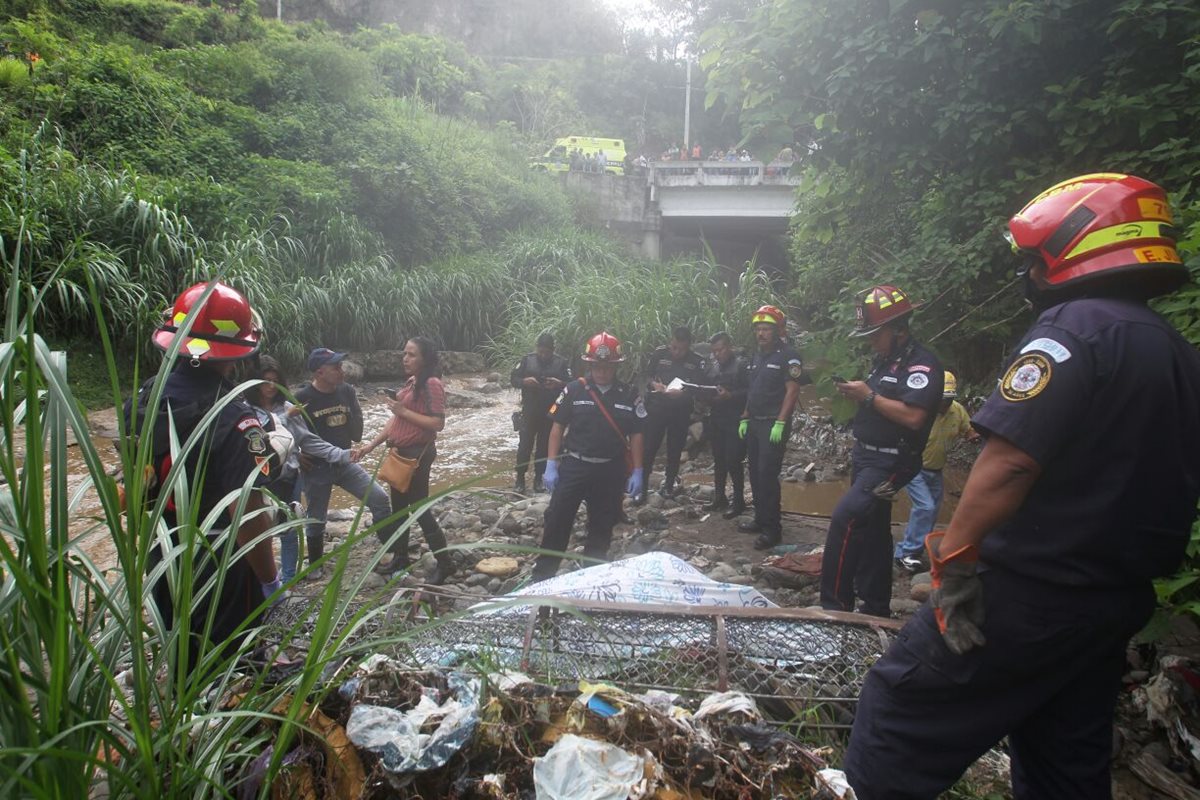 El cuerpo de José Ramón de León Navas fue localizado debajo del puente Las Charcas, en la zona 11. (Foto Prensa Libre: Edwin Bercián)