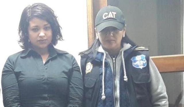 Diana Alejandrina Quiñones Hernández, alias "La Gata", al momento de su captura. (Prensa Libre Foto: PNC)