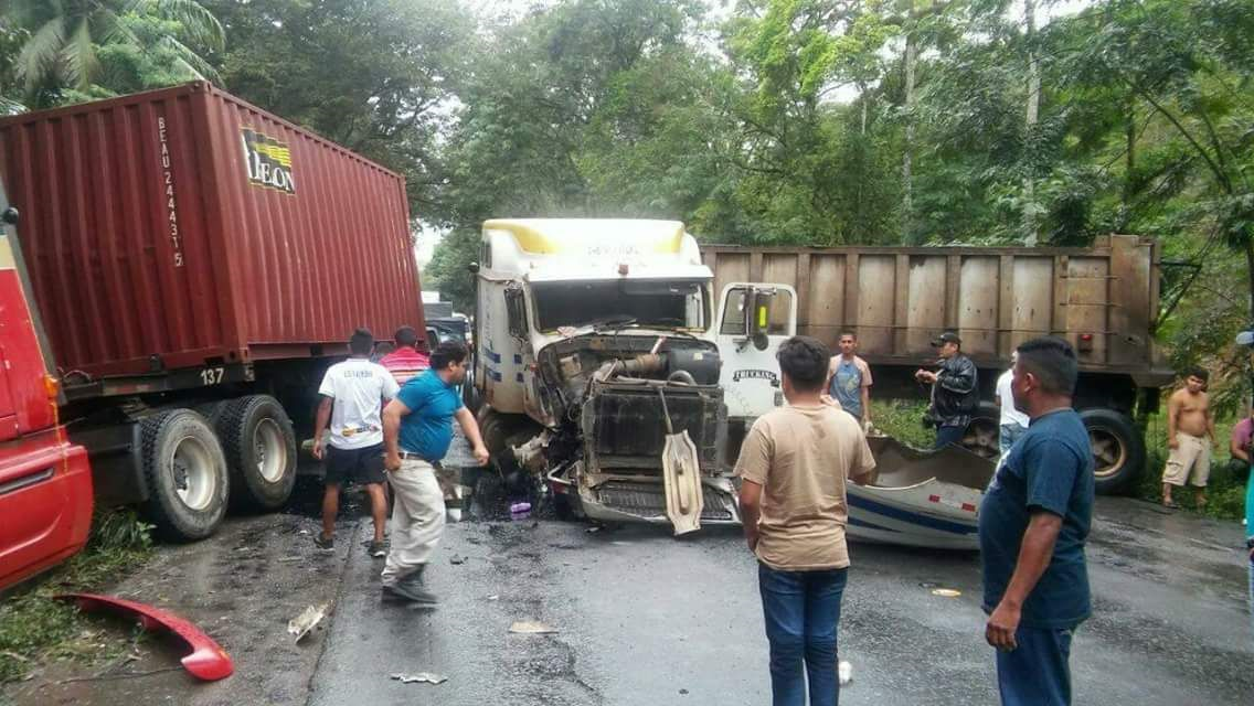 Tres tráileres protagonizaron el percance en ruta al Atlántico. (Foto Prensa Libre: Dony Stewart)