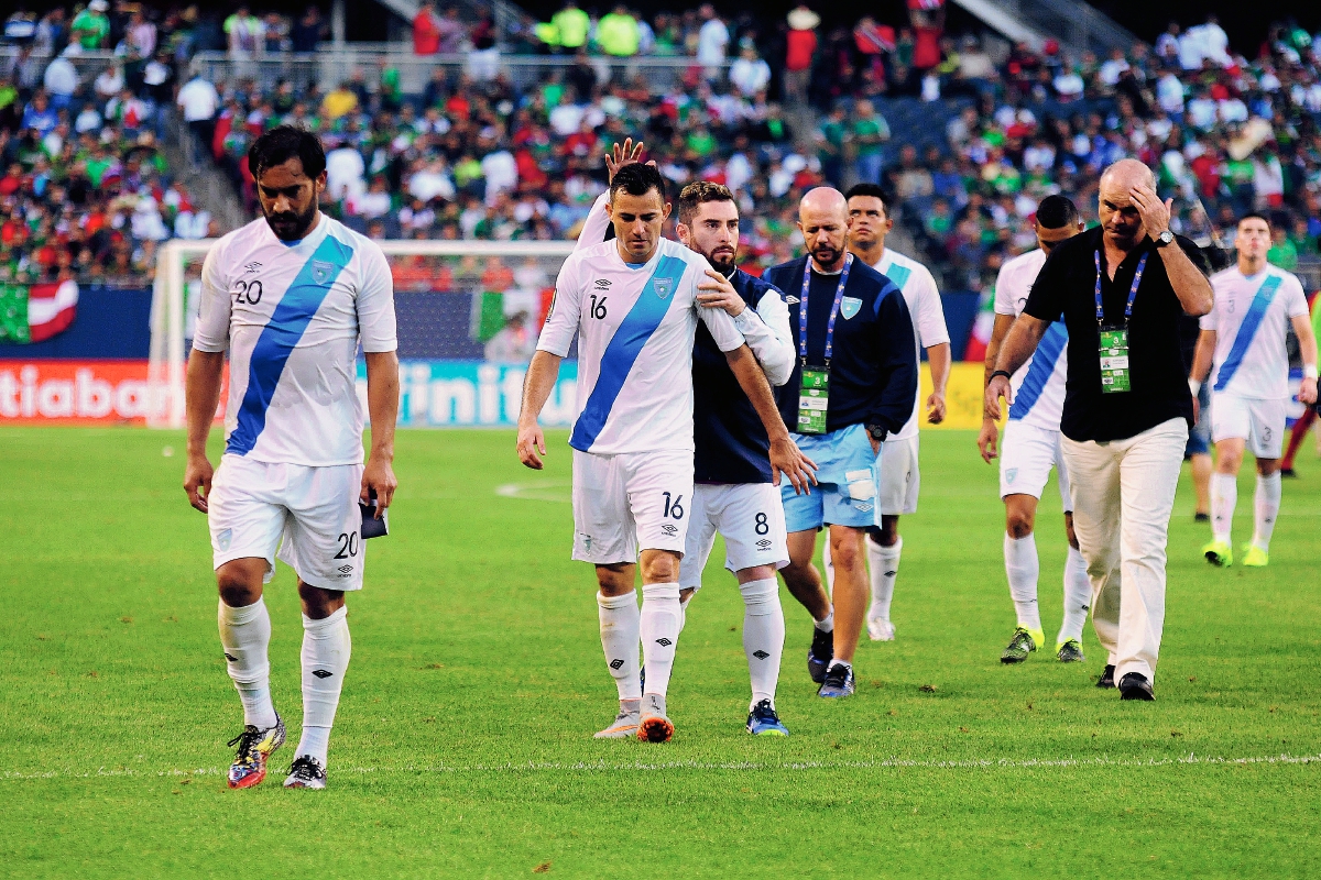 El semblante de los seleccionados es la evidencia de una mala tarde en Chicago. La bicolor cayó en su debut ante Trinidad y Tobago. (Foto Prensa Libre: Wilfredo Girón, especial para Prensa Libre)