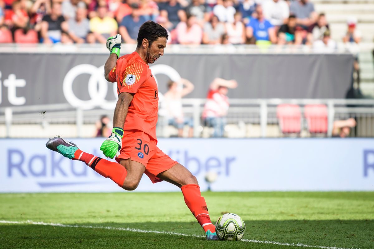 'Gigi' Buffon durante el partido entre el PSG y Bayern Múnich. (Foto Prensa Libre: AFP)