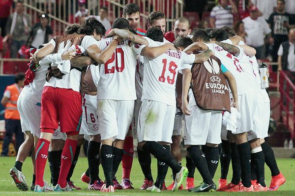 Los jugadores del Sevilla celebran la victoria ante la Fiorentina, al término del partido de ida de semifinales (Foto Prensa Libre: EFE)