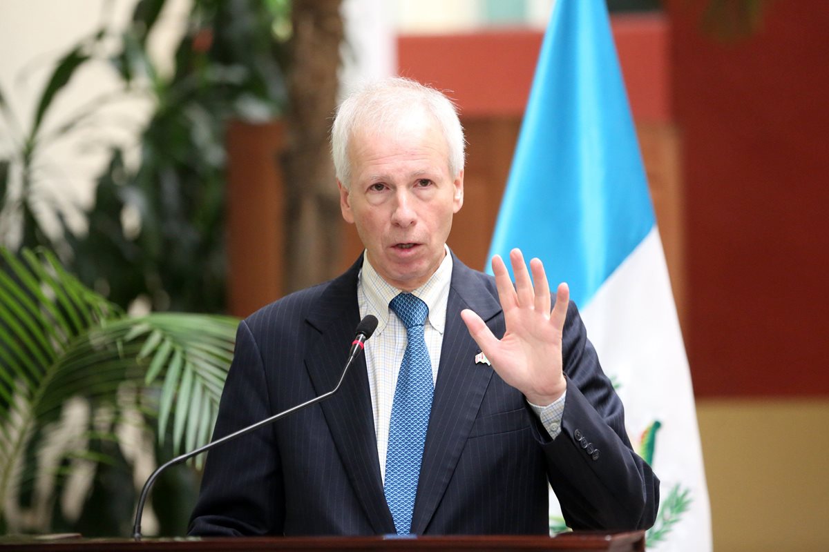 El ministro de Asuntos Exteriores de Canadá, Stéphane Dion, manifestó su preocupación por las amenazas contra Thelma Aldana. (Foto Prensa Libre: Agencia EFE)