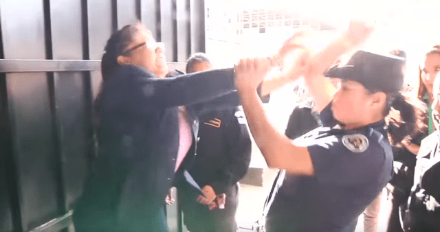 Emilia Guadalupe Ayuso de León discute con una guardia del OJ, en el ingreso a la Torre de Tribuanles. (Foto Prensa Libre: Hemeroteca PL)