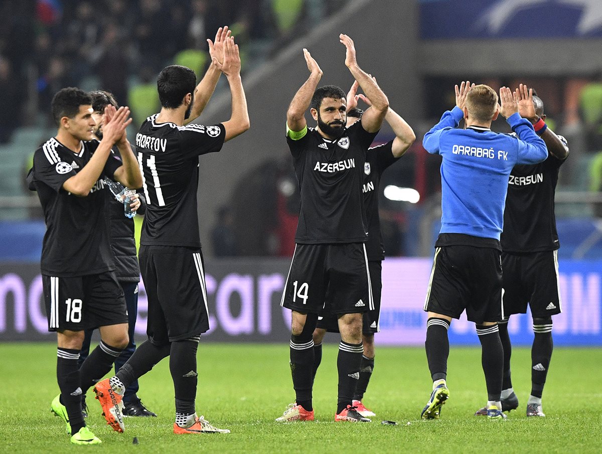 Jugadores del Qarabaj celebran el empate sin goles contra el Atlético de Madrid. (Foto Prensa Libre: AFP)