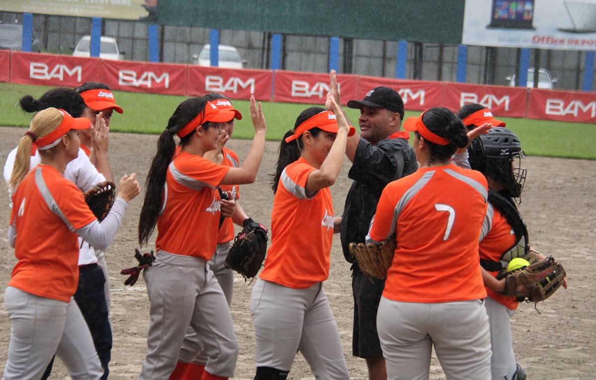 Las jugadoras de Lanquetín festejan el triunfo el triunfo frente a la novena universitaria. (Foto Prensa Libre: Cortesía Asosoft)