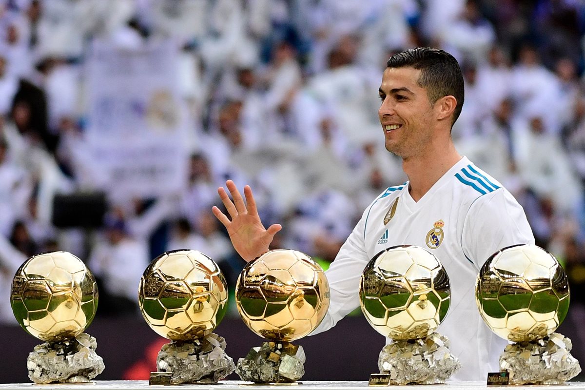 Cristiano Ronaldo posó con sus cinco balones de oro en el Santiago Bernabéu. (Foto Prensa Libre: AFP)