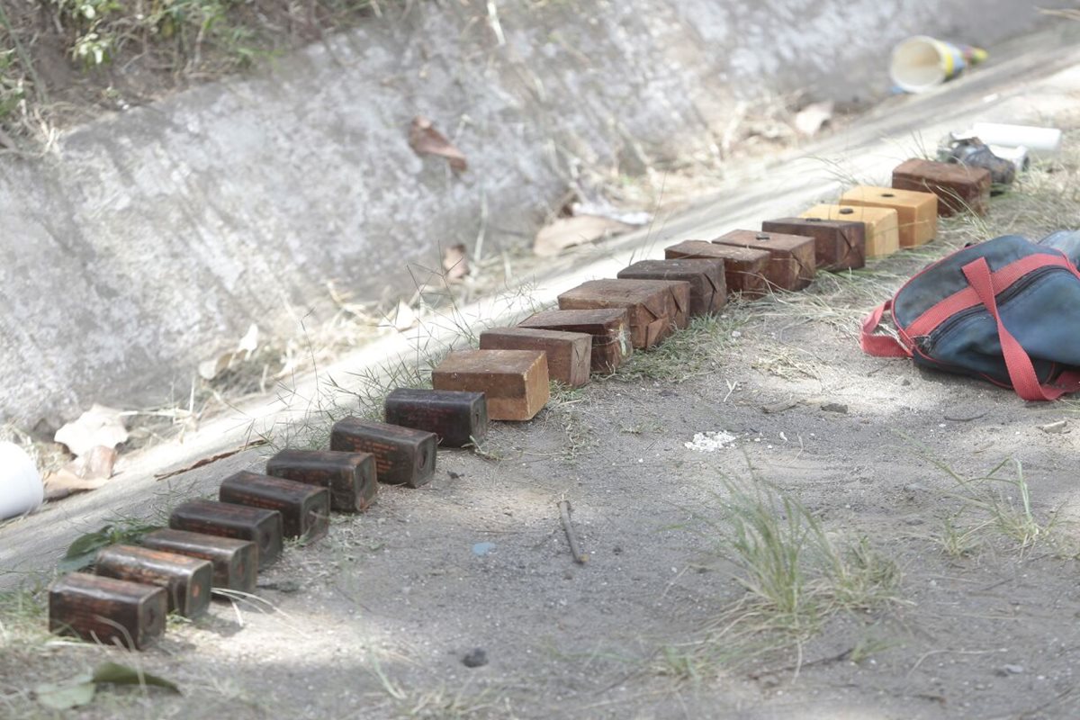 Dentro de una mochila a la orilla de la carretera fueron localizados los explosivos. (Foto Prensa Libre: Érick Ávila)