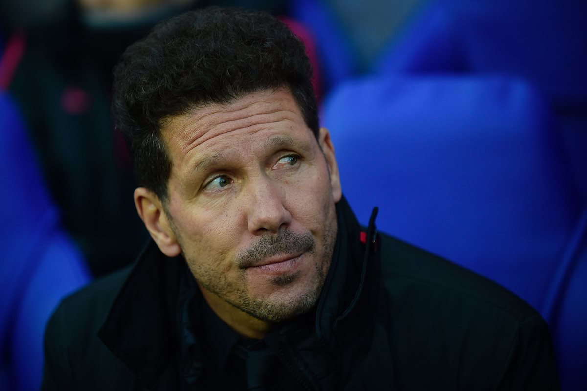 El 'Cholo' Simeone, durante el partido de este martes contra el Leicester. (Foto Prensa Libre: AFP)