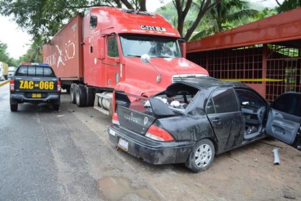 Vehículo particular chocó contra un cabezal estacionado a la orilla de la carretera en Río Hondo, Zacapa. (Foto Prensa Libre: Víctor Gómez)