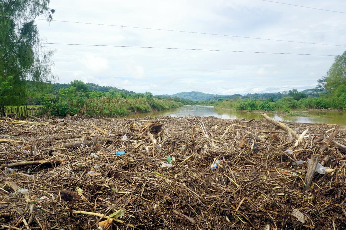 Toneladas de escombros se juntaron sobre el puente Jubuco en Los Amates Izabal que ha sido afectado por las inundaciones