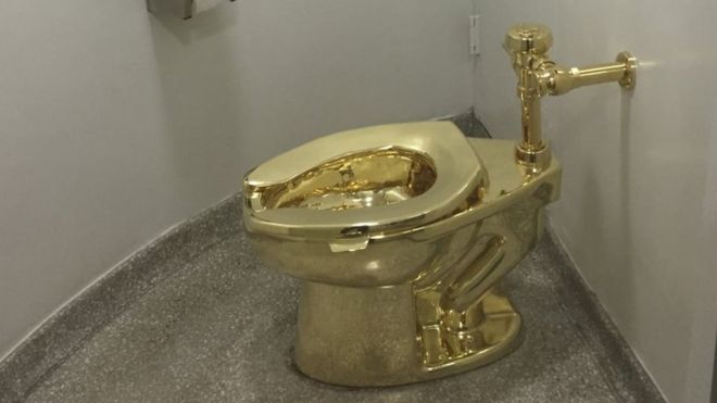 El retrete de oro ofrecido a la Casa Blanca fue creado por el artista italiano Maurizio Cattelan y funciona como un inodoro común. AFP/GETTY IMAGES