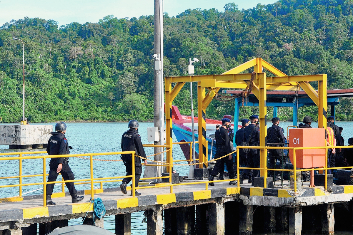 La Policía de iIndonesia se dirige a la cárcel de máxima seguridad. (Foto prensa Libre: AFP)