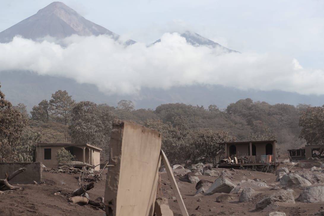 Diputados señalaron de negligencia a las autoridades del Insivumeh y la Conred por la tragedia ocasionada por al erupción del Volcán de Fuego. (Foto Prensa Libre: Estuardo Paredes)