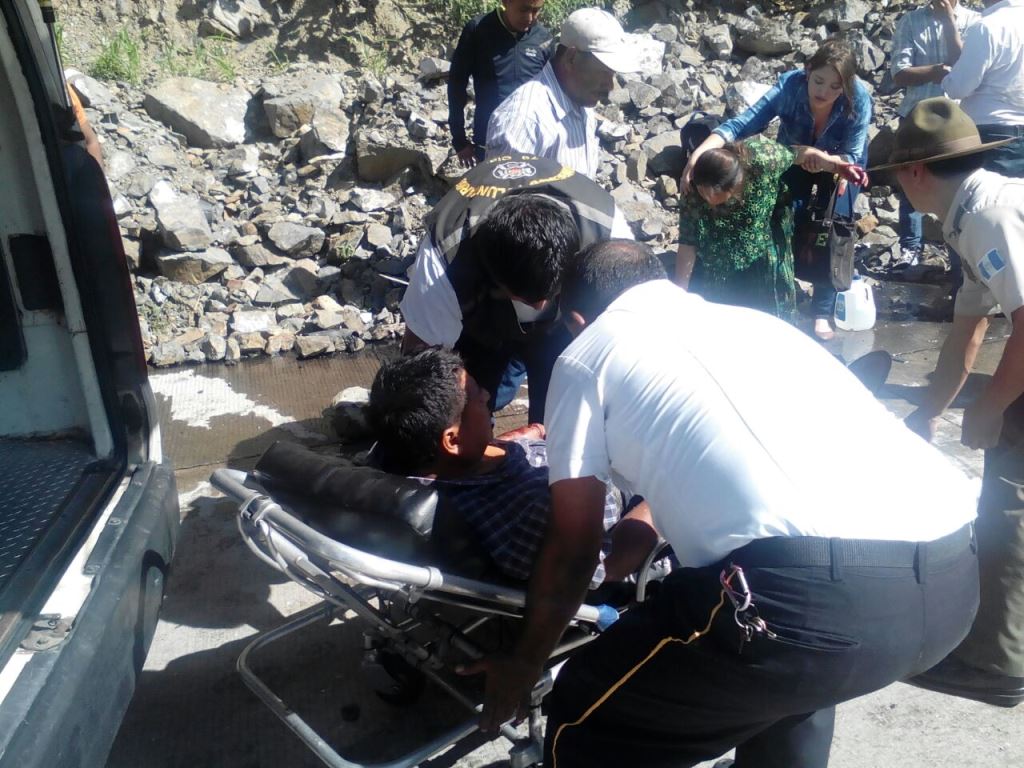 Socorristas atienden a dos de los pasajeros heridos en San Antonio La Paz, El Progreso. (Foto Prensa Libre: Héctor Contreras).