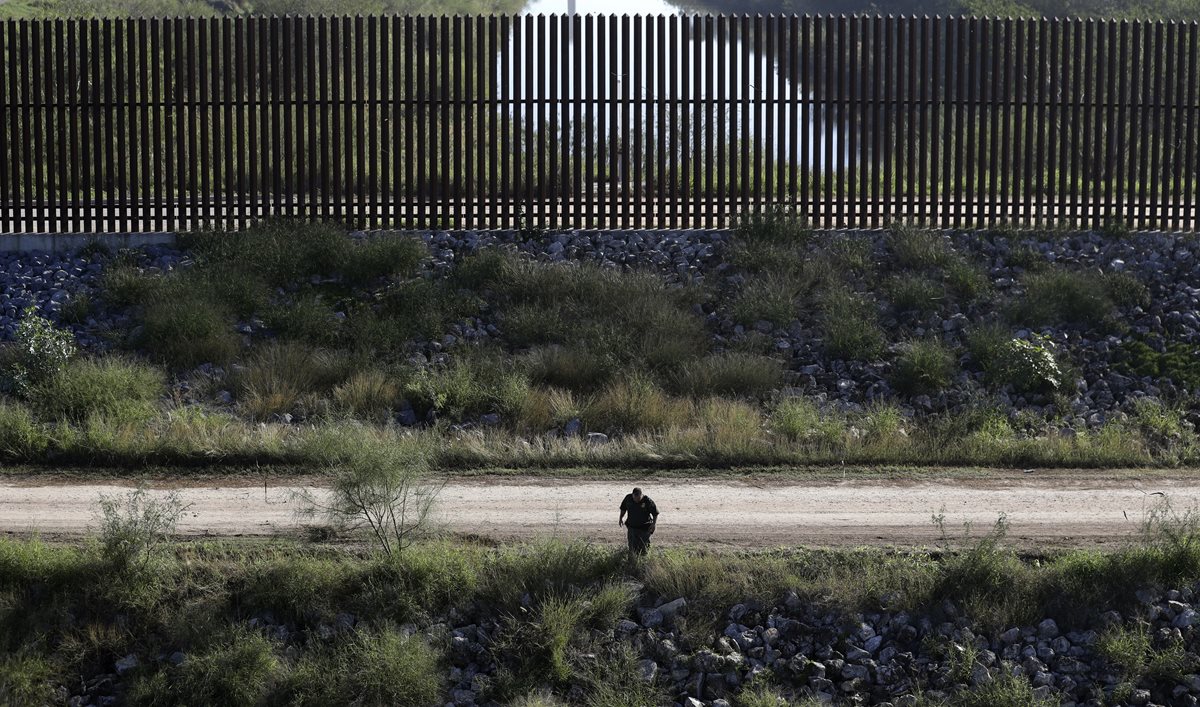 Un agente de la Aduana y Patrulla Fronteriza de los EE. UU. busca inmigrantes ilegales que pasan por la zona de Hidalgo, Texas. (Foto Prensa Libre: AP).