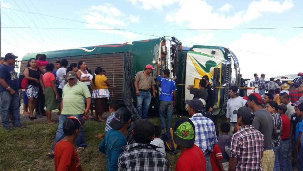 Autobús queda volcado en Jalapa, donde un menor murió. (Foto Prensa Libre: Hugo Oliva)