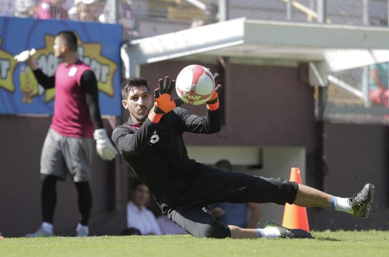 El exportero panameño de Municipal, Jaime Penedo, habría renunciado del Saprissa de Costa Rica, después de quedar eliminados del torneo. (Foto Prensa Libre: La Nación)