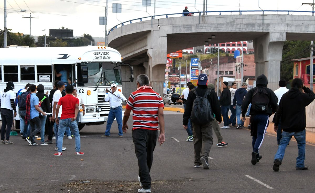 Protestas bloquean las calles en Tegucigalpa. (foto Prensa Libre: AFP)