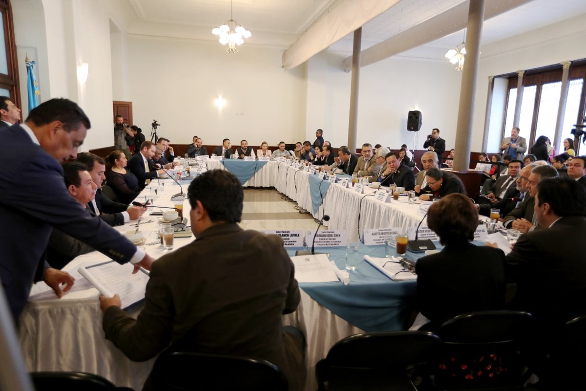 Las distintas bancadas del Congreso de la República se unieron para encontrar una salida a la Suspensión de la Fedefut. (Foto Prensa Libre: Edwin Fajardo)