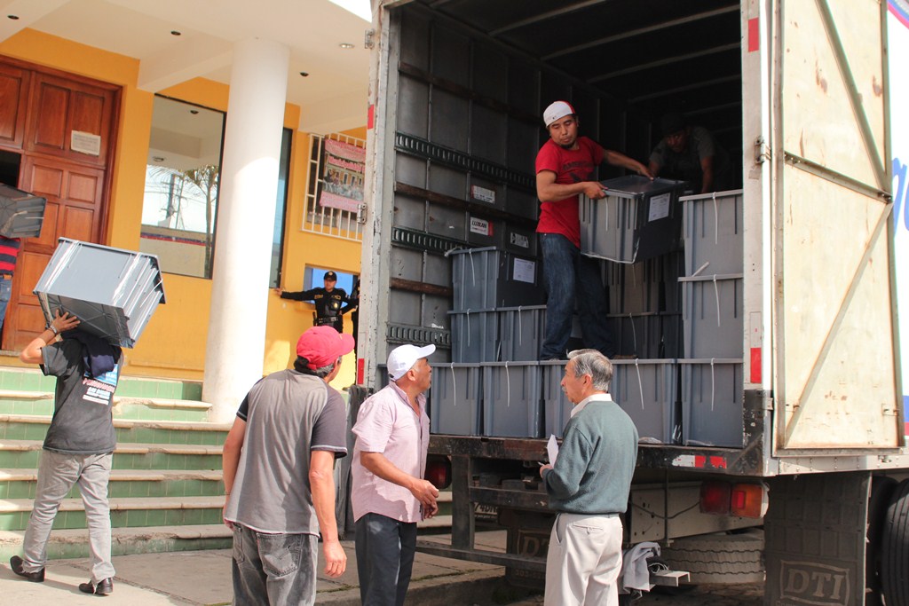 Algunas de las cajas con papeletas que fueron trasladadas a San Marcos. (Foto Prensa Libre: Aroldo Marroquín)