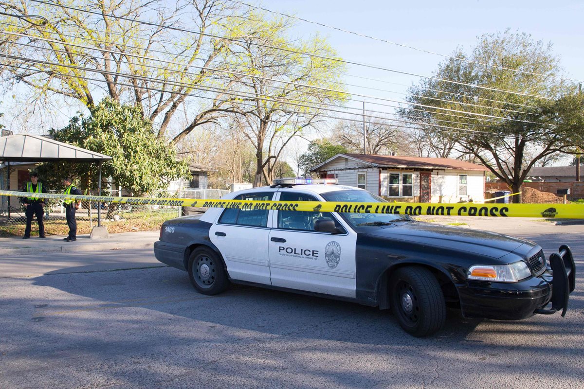 La escena la Policia investiga cerca de la calle Galindo en Austin, Texas, donde una mujer de 70 años resultó herida en una explosión. (AFP).