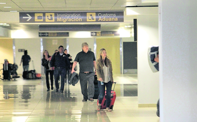 Pasajeros que ingresan al país denuncias abusos de empleados de migración, indica la PDH (Foto Prensa Libre: Hemeroteca PL)