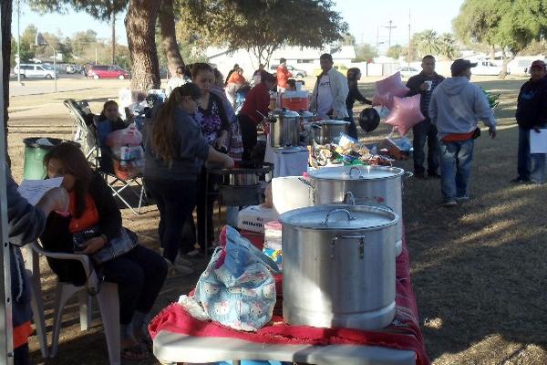 Venta de comida que organizaron guatemaltecos en Arizona, para recaudar fondos.