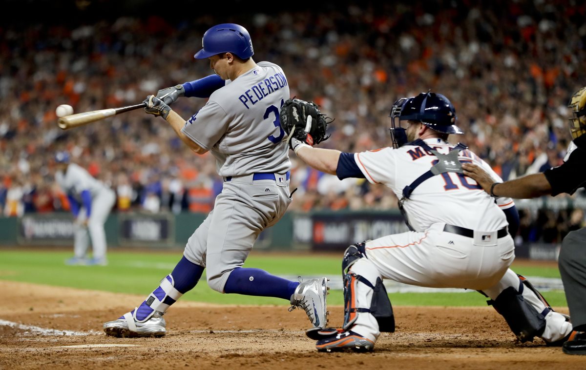 Joc Pederson conectó un tablazo que pasó la barda y remolcó tres carreras en la novena entrada. (Foto Prensa Libre: AP)