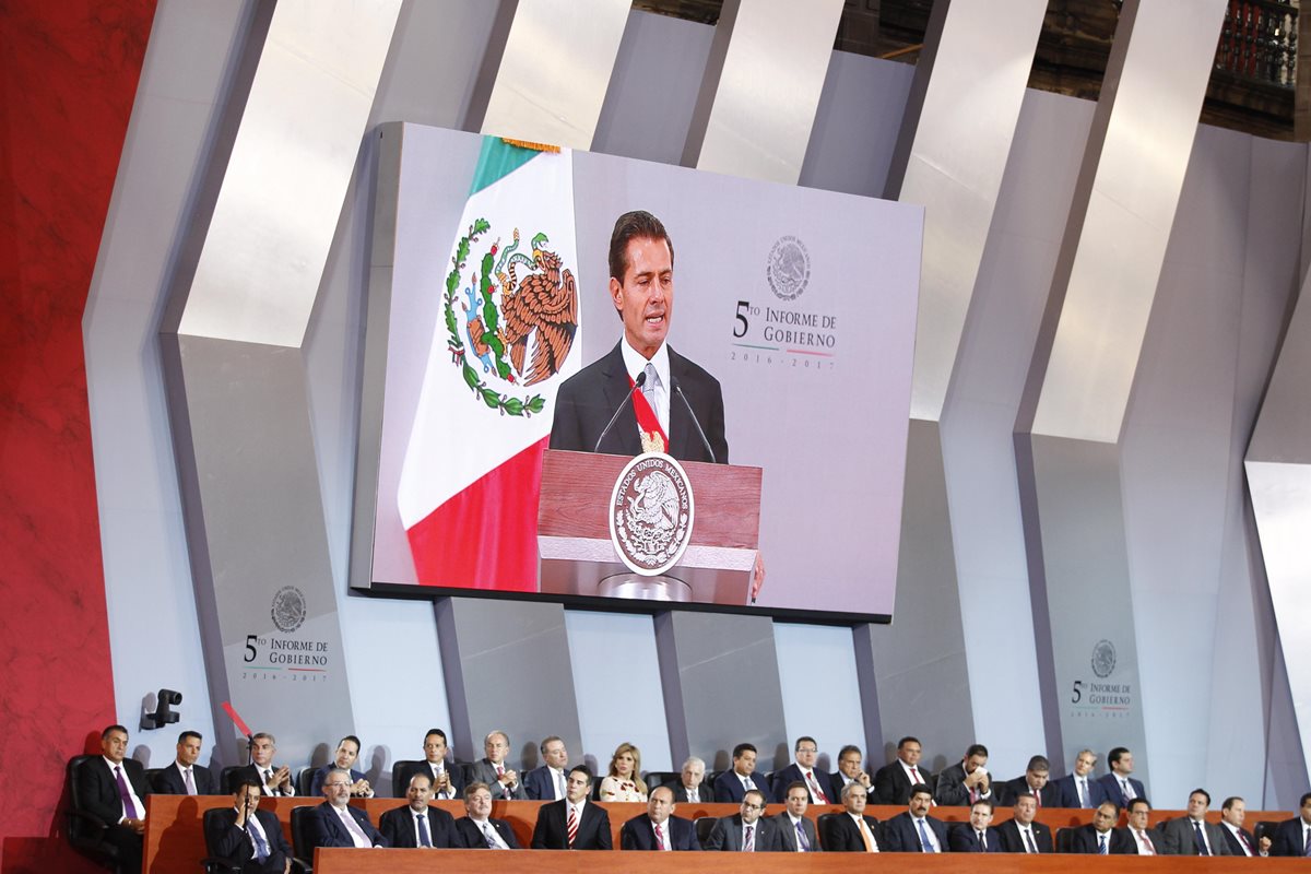 El presidente mexicano, Enrique Peña Nieto, ofreció su quinto informe de gobierno. (Foto Prensa Libre: EFE)