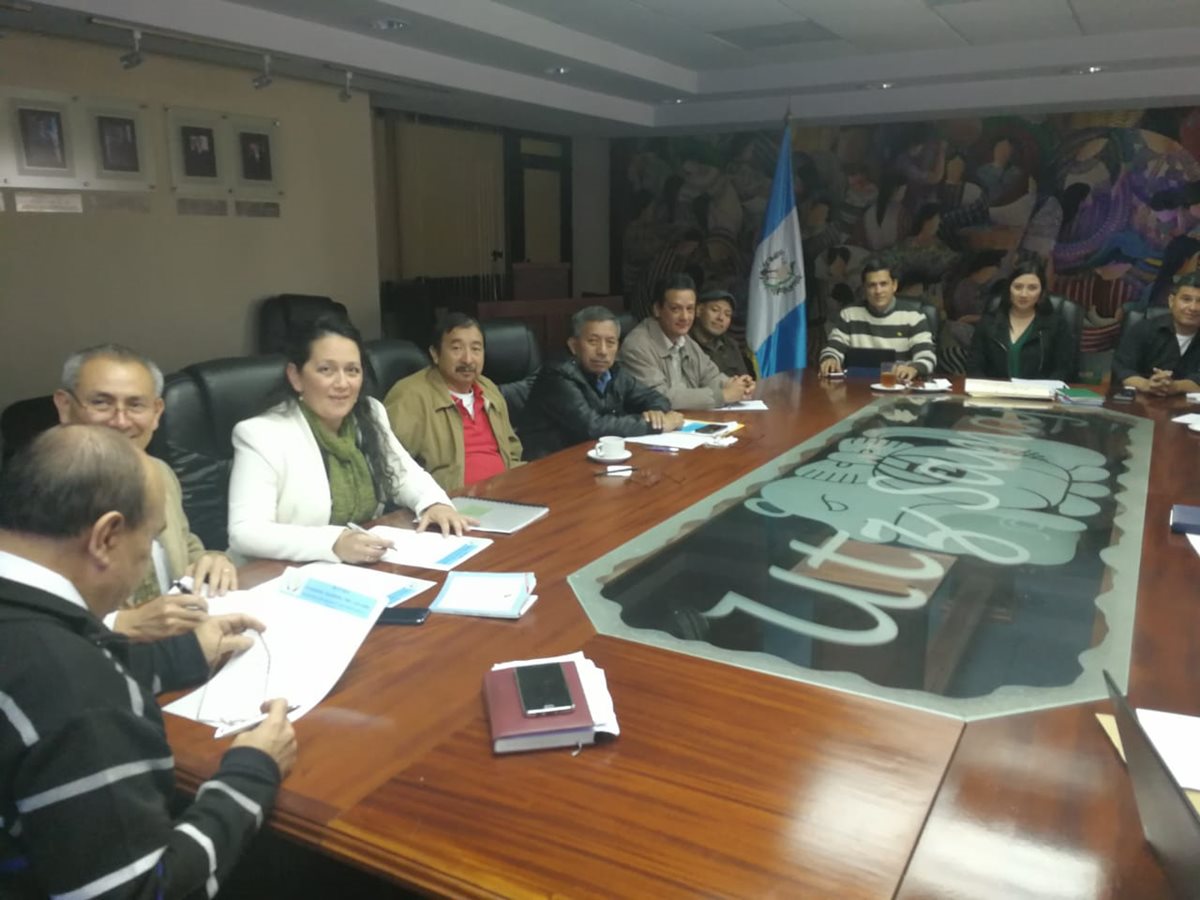 Victoriano Zacarías (de camisa roja) también era miembro de la Comisión Nacional del Salario. (Foto Prensa Libre: Hemeroteca PL).