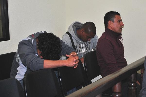 Tres de los señalados por supuesto abuso contra un menor en el Club Xelajú MC, son notificados del inicio de su juicio. (Foto Prensa Libre: Alejandra Martínez)