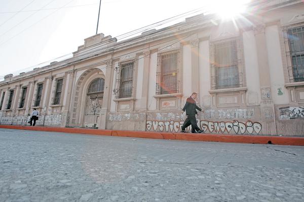 El edificio del antiguo Club Americano está en el abandono.