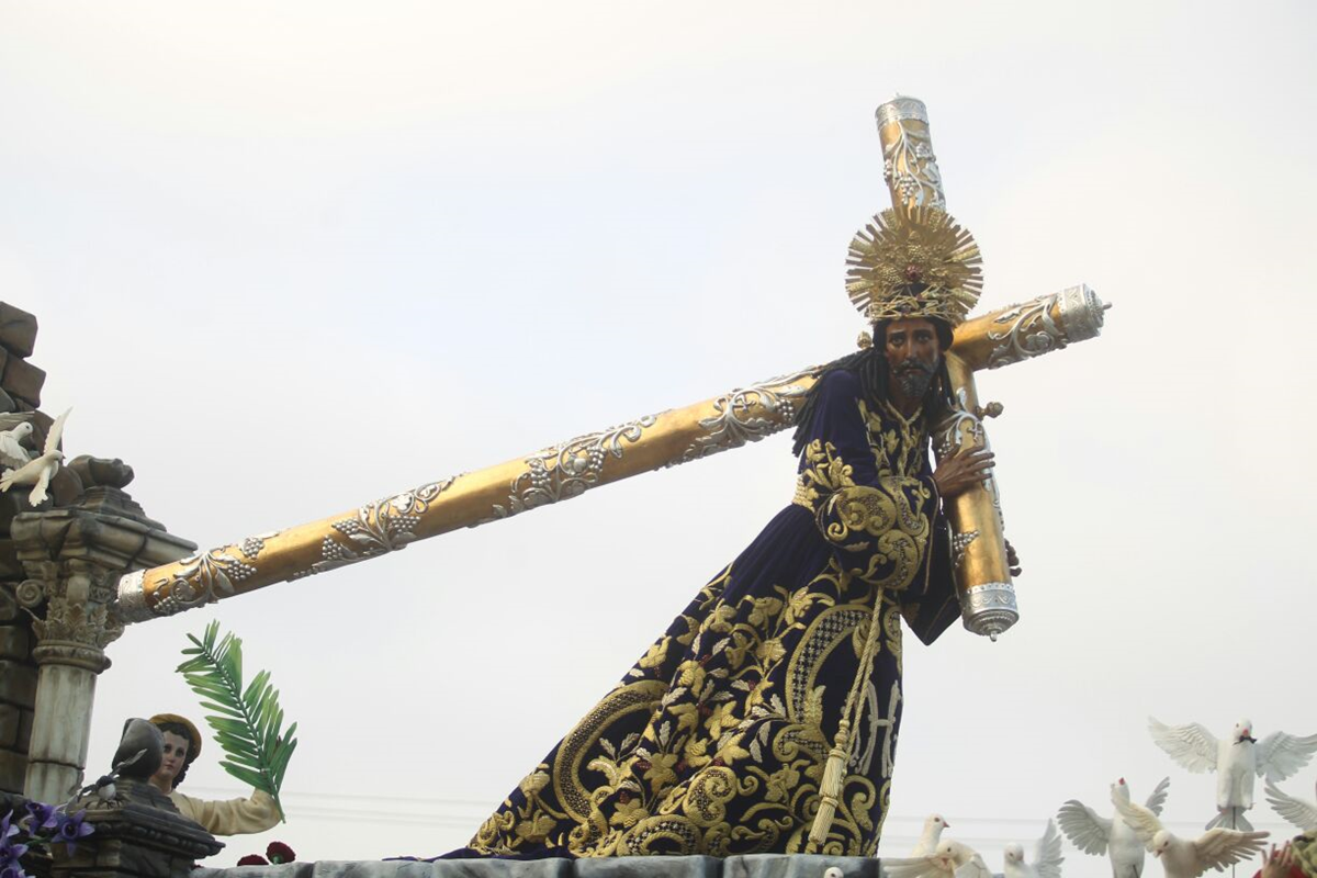 La Consagrada Imagen de Jesús Nazareno de los Milagros en su recorrido por el Centro Histórico. (Foto Prensa Libre: Érick Ávila)