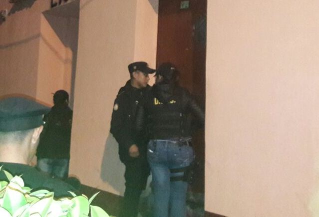 En el barrio La Reformita, zona 12, capturan a Luis Jolón por abuso sexual. (Foto Prensa Libre: PNC)