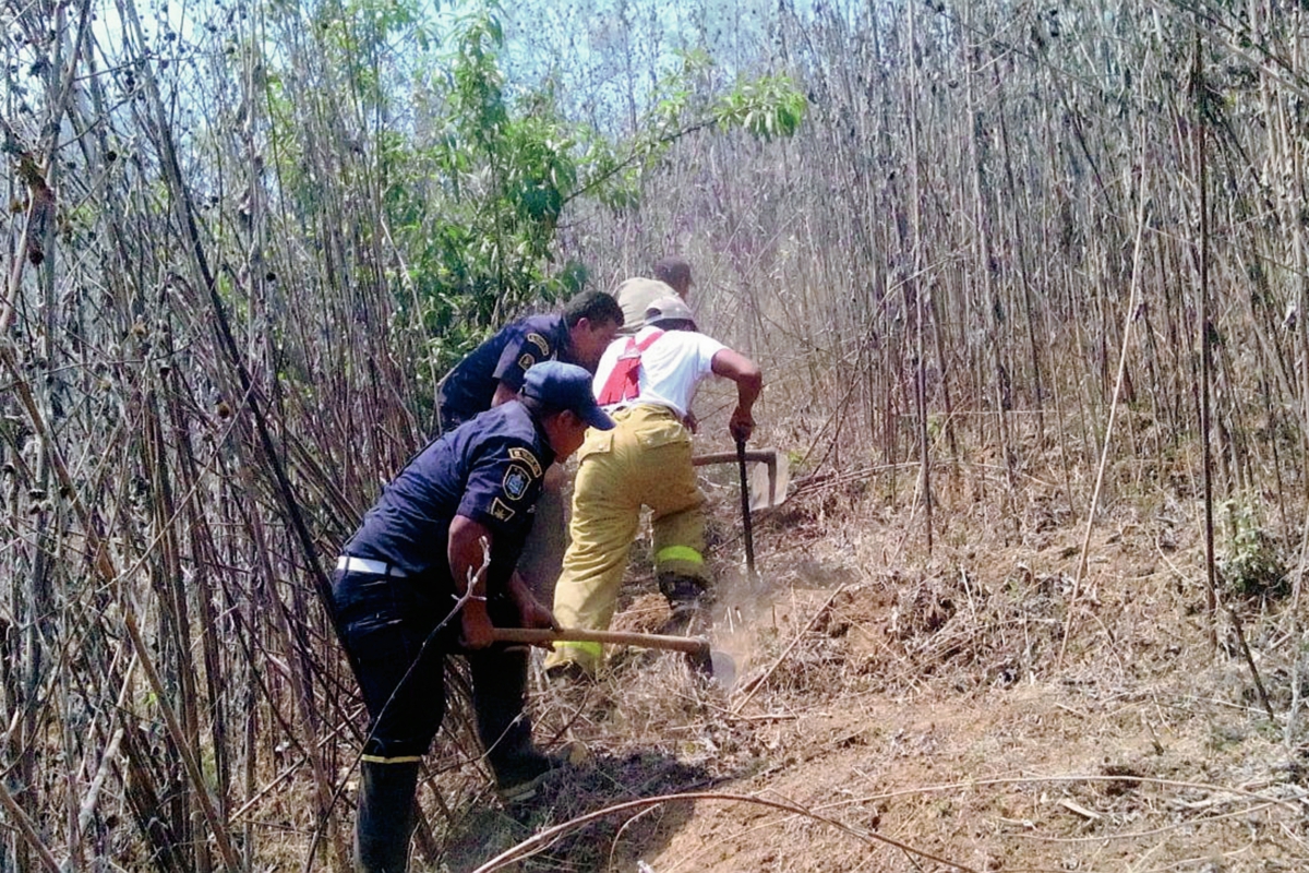 Los socorristas  tratan de evitar que el fuego se propague. (Foto Prensa Libre: Víctor Chamalé)