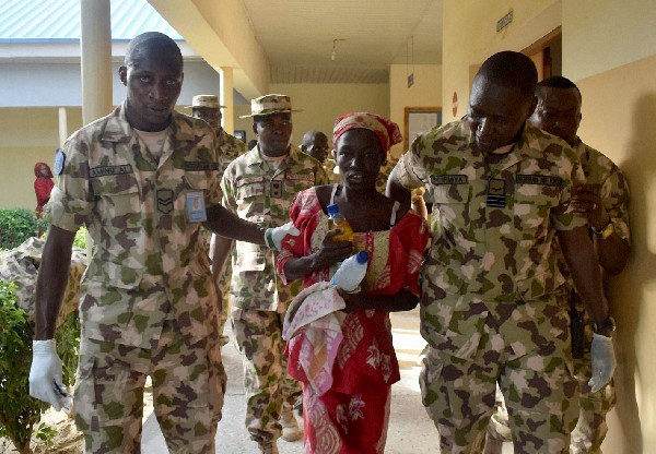 Amina Ali (c), una de las 219 niñas secuestradas fue liberada en Nigeria(AFP).