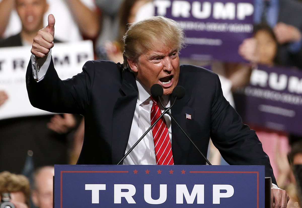 El candidato presidencial republicano ofrece un discurso en Phoenix, Arizona. (Foto Prensa Libre: AP)