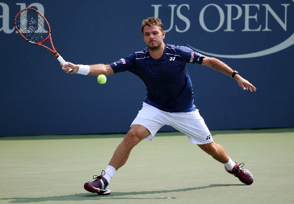 Wawrinka en acción durante el partido del triunfo. (Foto Prensa Libre: AP)