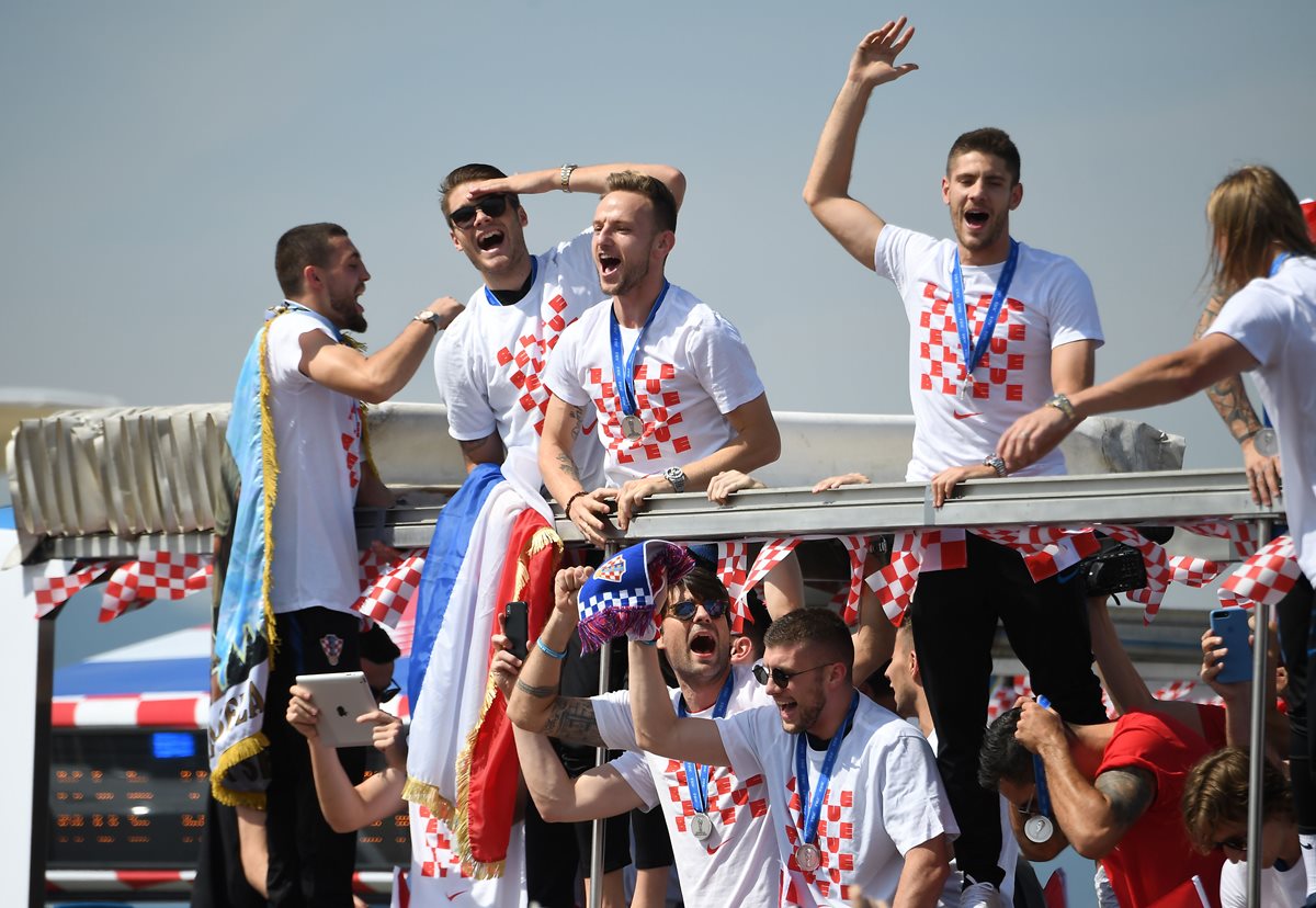 Los jugadores croatas festejan con la afición de su país el subcampeonato en Rusia 2018. (Foto Prensa Libre: AFP).