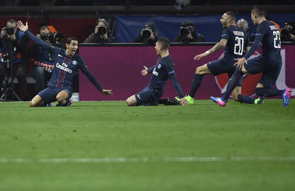 El argentino Ángel Di María (primero a la izquierda) espera la felicitación de sus compañeros después de abrir el marcador con un gol de tiro libre. (Foto Prensa Libre: AFP)