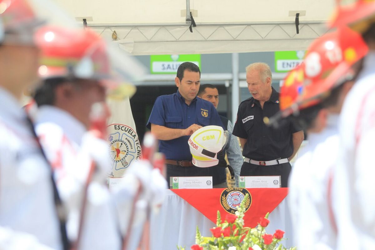 El presidente Jimmy Morales con el alcalde Álvaro Arzú, en el aniversario de los Bomberos Municipales. (Foto Prensa Libre: Esbin García)