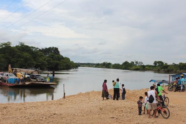 El Ferry que atraviesa el río La Pasión lleva a un embarcadero.