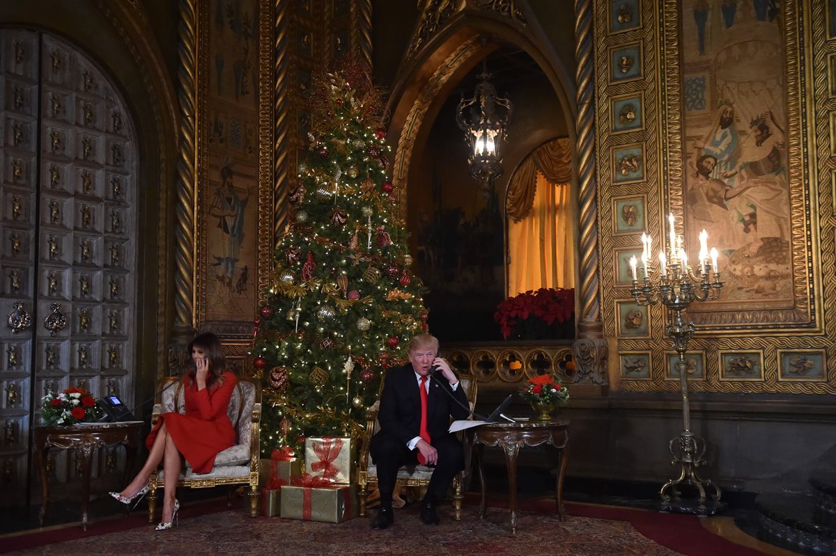 Donald J. Trump y su esposa Melania participan en las llamadas telefónicas en Palm Beach, Florida. (AFP).