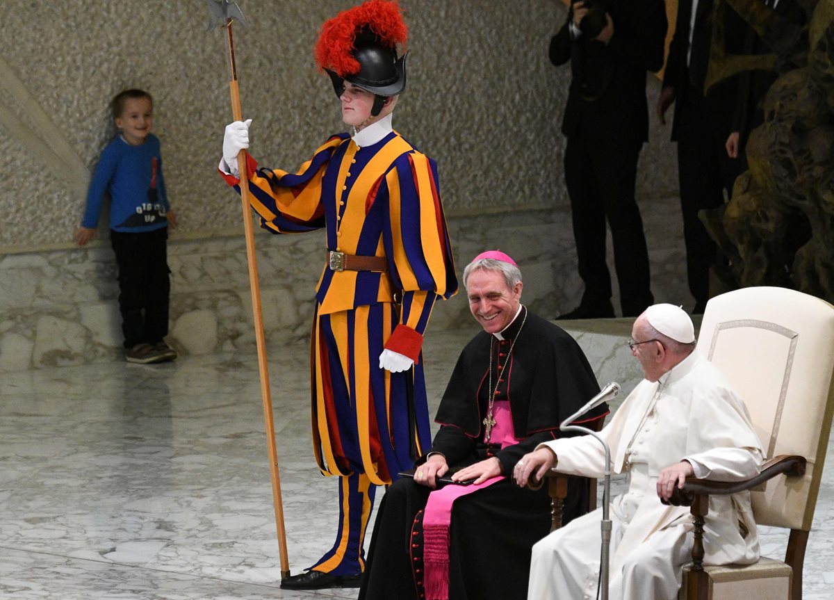 El niño camina por los alrededores en el aula Pablo Sexto en el Vaticano.