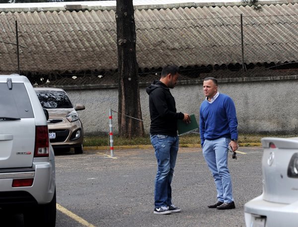 Carlos Ruiz dialoga con el abogado Érick Ovalle, asesor legal de la Asociación de Futbolistas Guatemaltecos (AFG), al terminar la reunión que sostuvo con la Contraloría General de Cuentas (CGC), en la Fedefut. (Foto Prensa Libre: Edwin Fajardo)