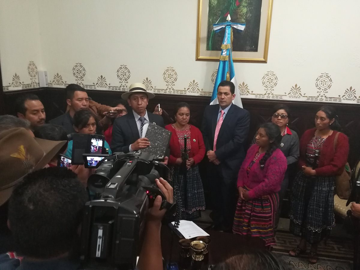 Autoridades de 48 Cantones entregaron al presidente del Congreso el peticionario para que renuncien sus diputados. (Foto Prensa Libre: Carlos Álvarez)