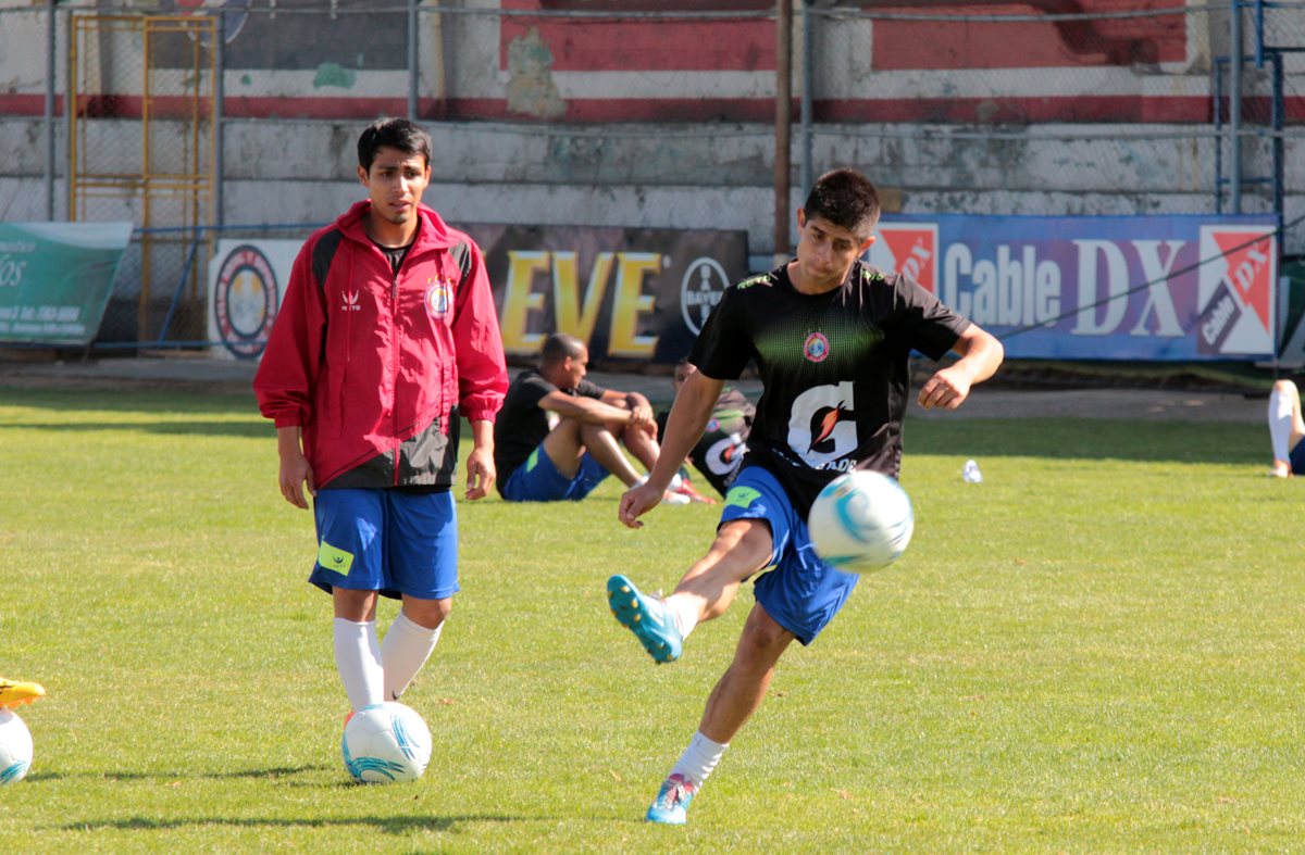 MARTÍNEZ Y Jucup, durante el entrenamiento de Xelajú MC, para preparar el duelo ante el cuadro de Suchitepéquez. (Foto Prensa Libre: Carlos Ventura)