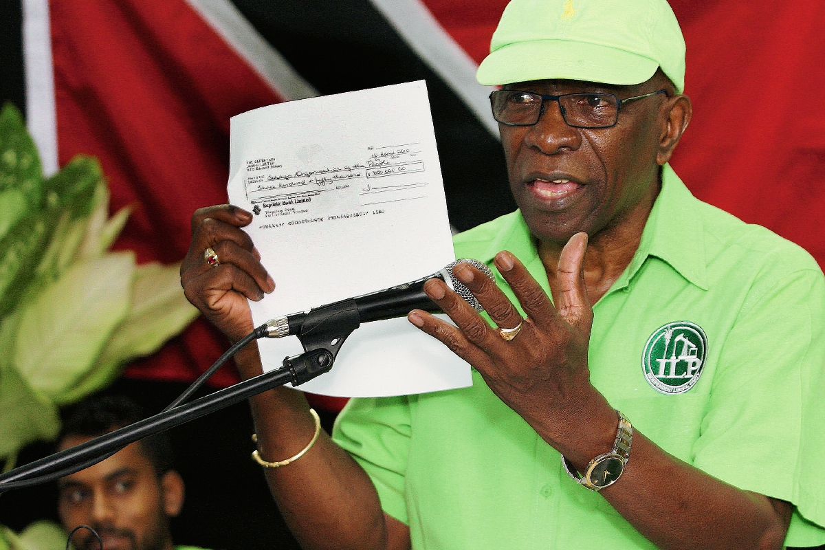 Jack Warner sostiene una fotocopia durante la conferencia de prensa. (Foto Prensa Libre: AP)